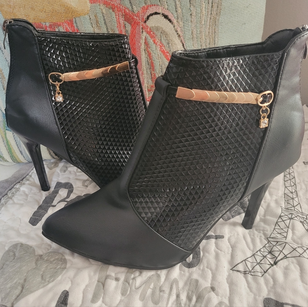 Gorgeous brand new booties